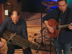 Nykelharpa player, bouzouki player